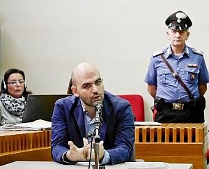 Saviano in tribunale: "Libero solo all'estero"<br />ma i legali degli imputati lo attaccano<br /><span style="color: rgb(0, 56, 107);">Il pm lo difende. Cancellieri: il Paese &egrave; con lui</span>