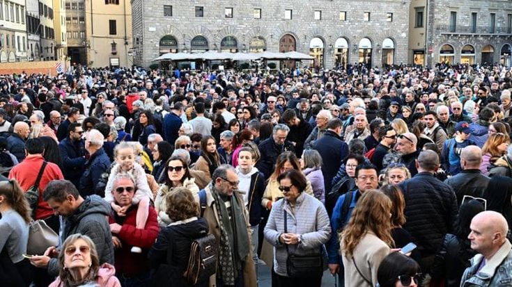 Il dolore della città riempie piazza Signoria: “Da oggi siamo più uniti perché non accada più”