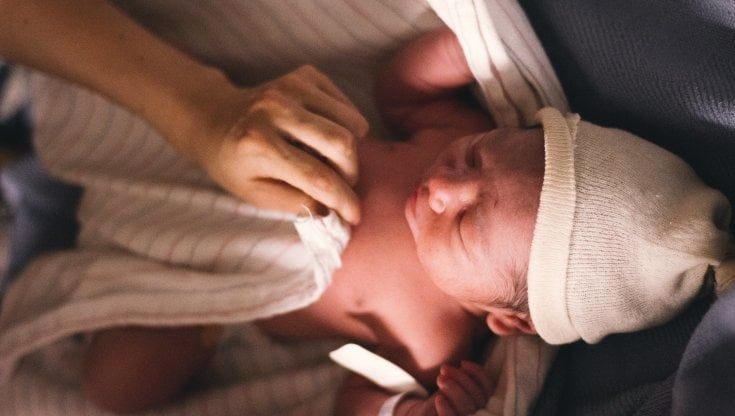 Bari, gli incontri post parto (gratis) si fanno online: colloqui con ostetriche e medici della Mater Dei 