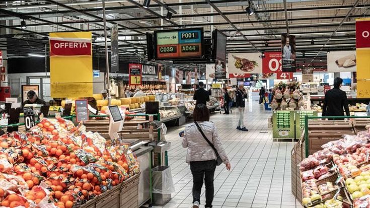 Carovita, i prezzi sono saliti del 20%, gli stipendi del 5,6: così Milano oggi è più povera