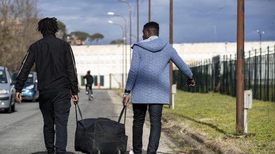 Cara Castelnuovo, le prime testimonianze dei migranti allontanati: "Non abbiamo mangiato e non c'è acqua"