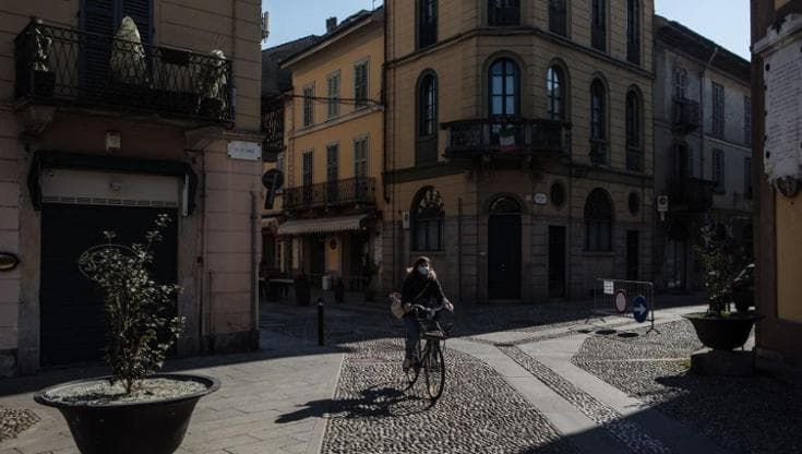 L’Italia resta in auto: il rapporto “Mobilitaria”, un Paese a due velocità
