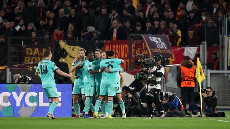 Europa League, la notte dei miracoli rossoblù. Trionfo a Roma (4-3), ora i quarti