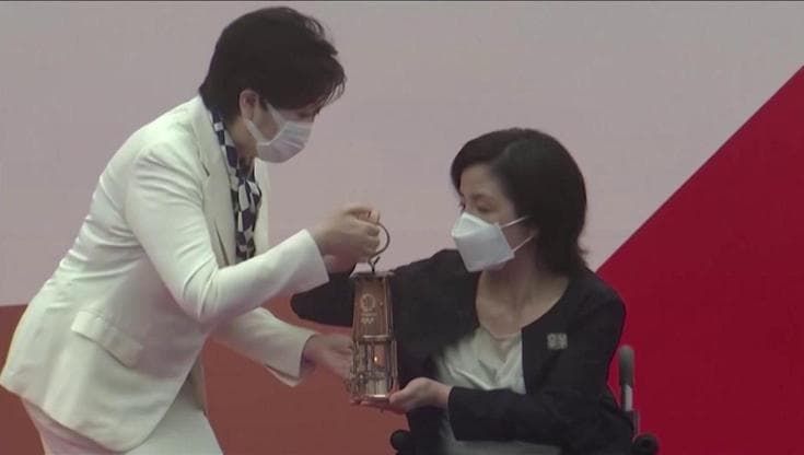 Olimpiadi, l'arrivo della torcia olimpica a Tokyo: le cerimonia nello stadio vuoto