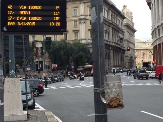 Piazza Dante, il portacenere fai-da-te alla fermata del bus 