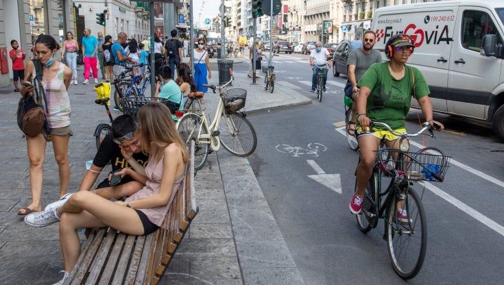Milano, la ciclabile di corso Buenos Aires non piace ai commercianti: l'82% chiede di spostarla