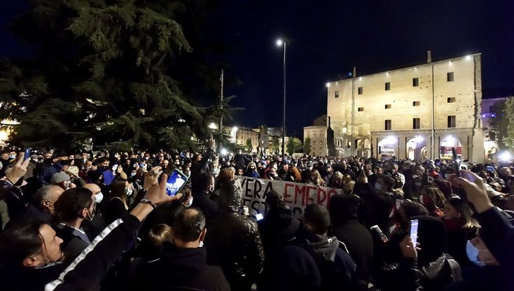 "No alle restrizioni": a Parma protesta contro il Governo