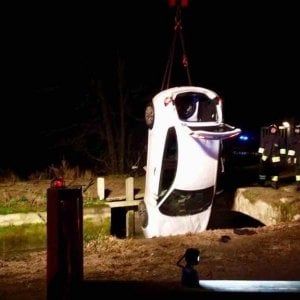 Novara, con l'auto finiscono nel canale ma due giovani riescono a salvarsi 