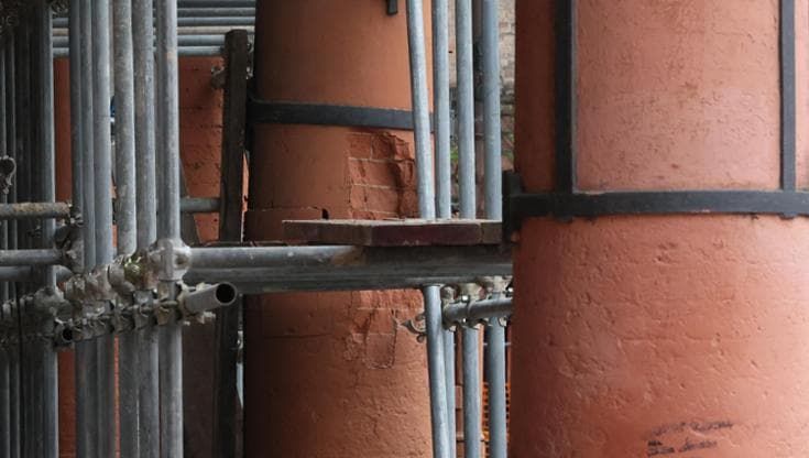 Via Petroni, la colonna si è spostata: la strada non riapre