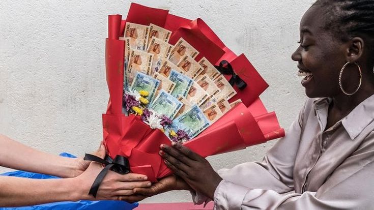 Non fiori ma mazzi di banconote: in Kenya (e non solo) il regalo di San Valentino è in contanti