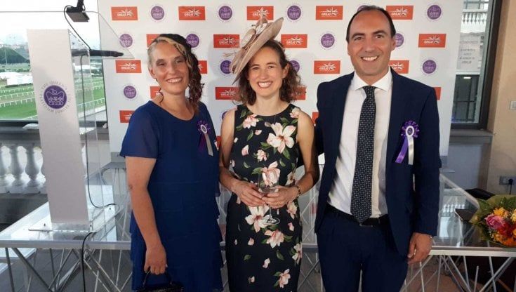 La regina Elisabetta premia una vigilessa di Montemurlo (Prato): ha fatto curare un clochard suddito di sua Maestà
