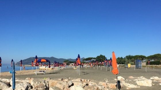 Terracina, occupano spiaggia libera con lettini e ombrelloni: sequestrato il secondo lido abusivo 