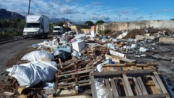 Un fiume di rifiuti in via Renato Composto, “la strada della vergogna”