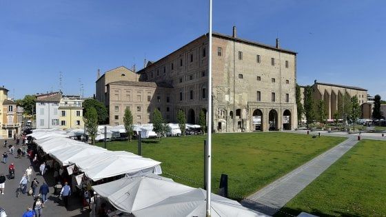 Rapporto sessuale nel piazzale della Pilotta: scoperti si scagliano contro gli agenti 