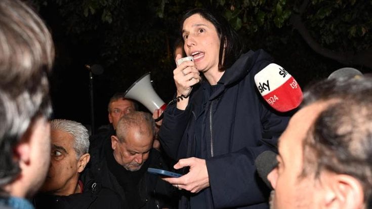 Il Pd canta Bella Ciao al presidio davanti alla Rai per la libertà di stampa. Schlein: “Stop a TeleMeloni”