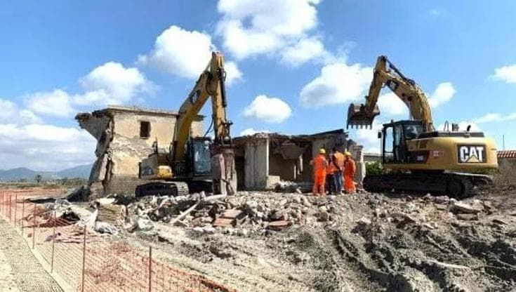 Castel Volturno, altri cinque immobili abusivi abbattuti sul litorale demaniale