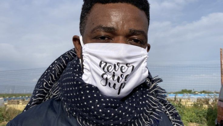 "Never give up": Yvan Sagnet porta nei ghetti del Foggiano 40mila mascherine per i migranti
