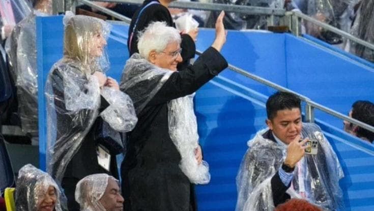 Parigi 2024, cerimonia di apertura: la pioggia non risparmia neanche Mattarella