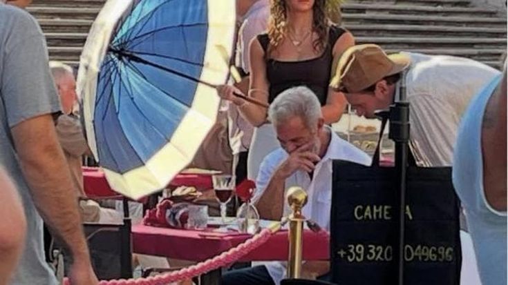 Mel Gibson a Roma, riprese da Babingtons in piazza di Spagna e cena in piazza Navona: “Amazing food”