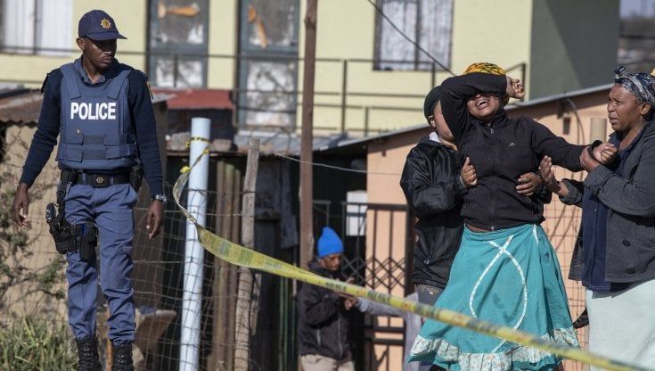 A Soweto un gruppo di killer spara "a caso" sulla folla in un bar: 15 morti