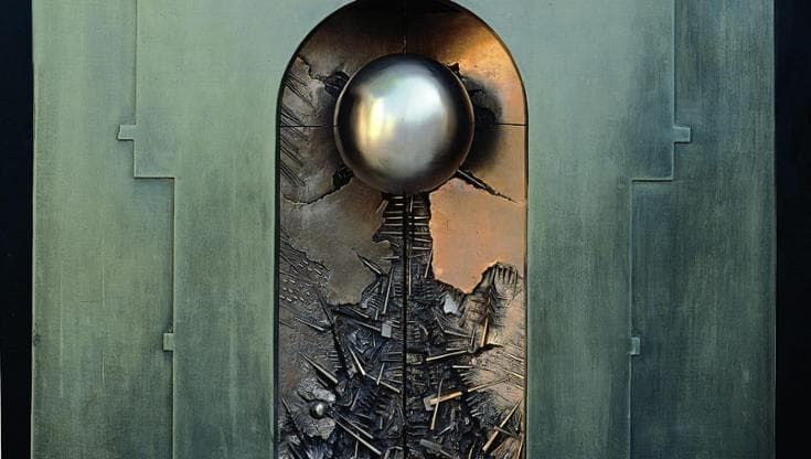 Il Portale dei re di Arnaldo Pomodoro esposto a Palazzo Branciforte