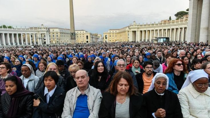 Lacrime e preghiere in piazza San Pietro: “È stato il pontefice degli ultimi”