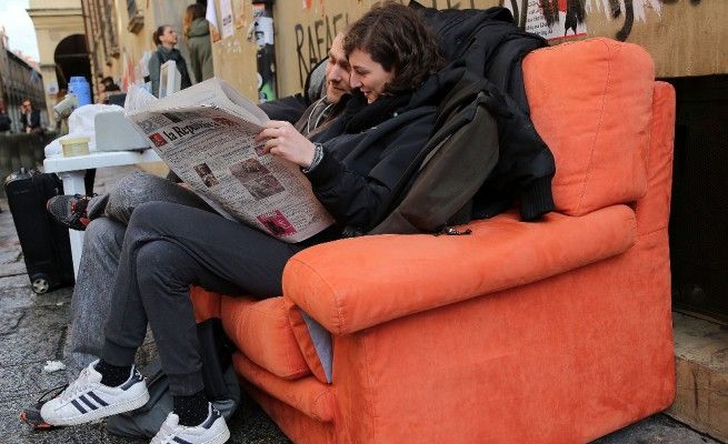 La protesta sul divano<br />per un'aula e il caff&egrave;