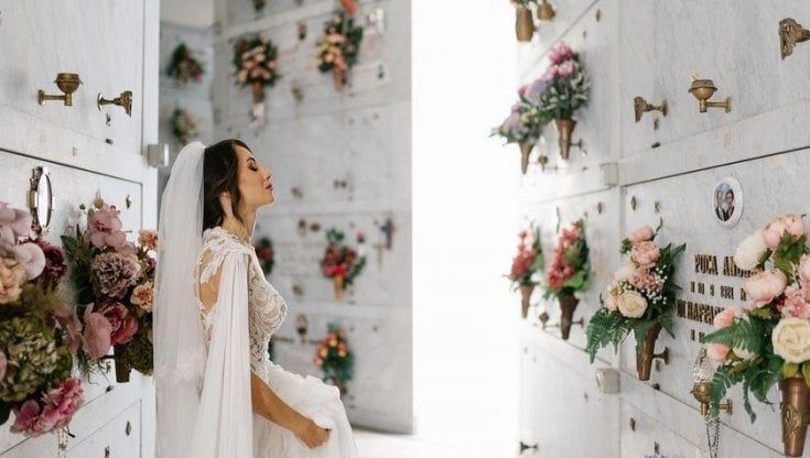 La foto della sposa napoletana che commuove: prima del matrimonio la visita alla tomba del papà
