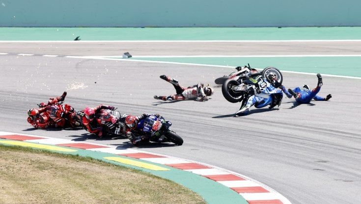 MotoGp Catalogna, Bagnaia fuori alla prima curva: ecco cosa è successo