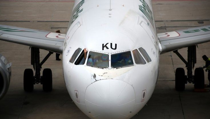 Tra i passeggeri del primo volo di Ita: "È tutto come prima, non hanno cambiato nemmeno le divise"