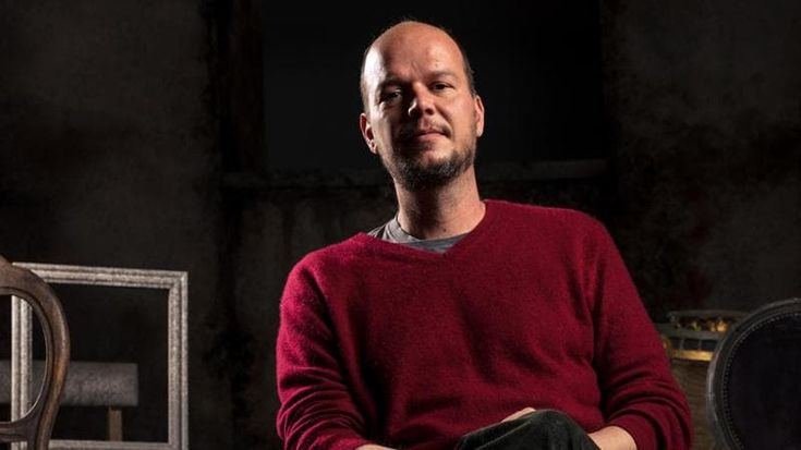 Nicolas Bovey: “Ecco il non luogo che ho realizzato per questa commedia di puro teatro anglosassone”