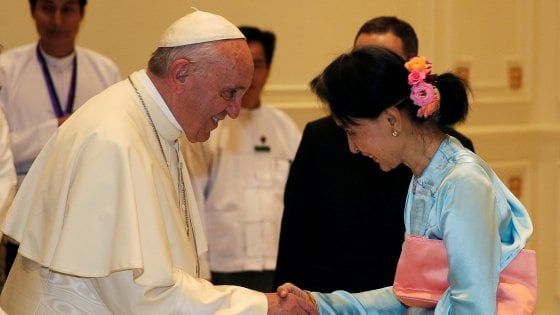 Papa Francesco in Myanmar, l'incontro con San Suu Kyi e il discorso: "Pace possibile solo col rispetto dei diritti di tutti"