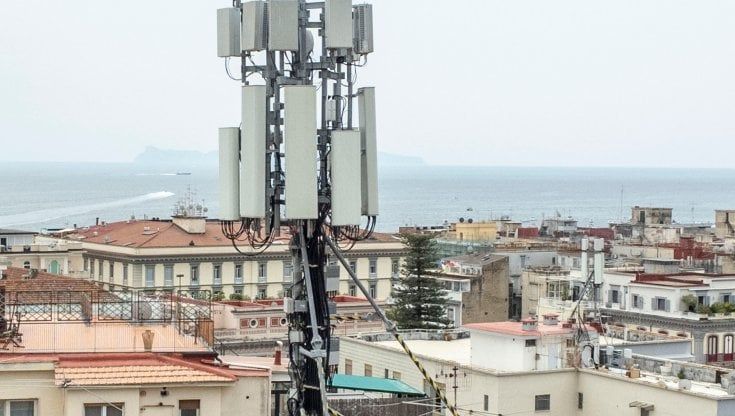Napoli, scoppia la protesta a Chiaia: "Quel ripetitore è vicino all'asilo e copre il panorama"