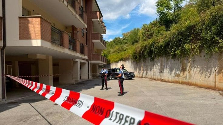 Lasciano il figlio di 5 anni solo in casa, il bambino precipita dal balcone: gravissimo in ospedale