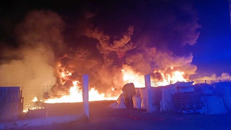 Piromane dà alle fiamme quattro impianti a Villastellone, bruciano capannoni e un cascinale