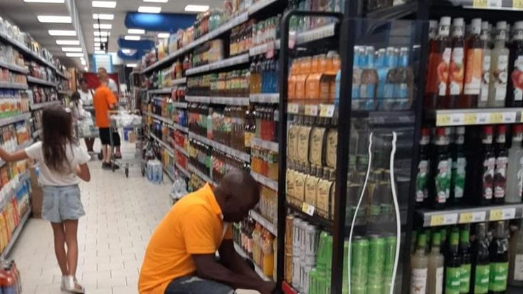 Per 5 anni ha aiutato i clienti con le buste della spesa, il supermercato lo assume: "Ora potrà portare la famiglia in Italia”