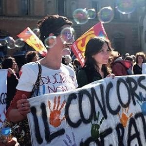 Scuola: cattedra a 2 mila precari, ma altri 6 mila rischiano di trasferirsi lontano