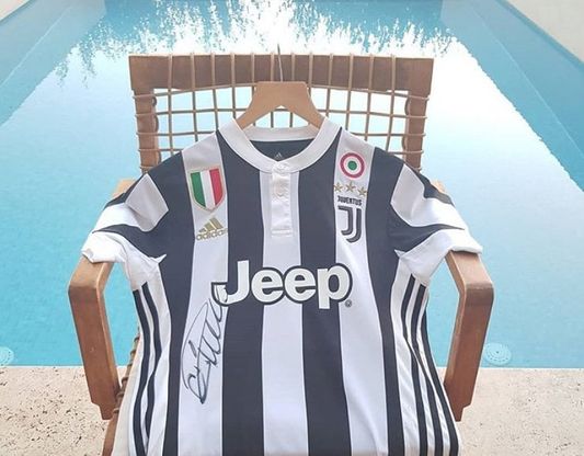 Prima maglietta Juve firmata da Ronaldo per una bimba? Giornalista denuncia il padre: "Mi ha ingannato"