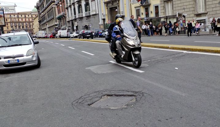 Viaggio attraverso le buche<br />di Chiaia e del Vomero