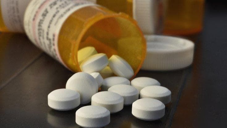 Benzodiazepine alla moglie per controllarle il telefono: medico condannato a 4 anni e 6 mesi a Lecce