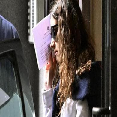 Neonati sepolti a Parma, indagini sul primo figlio di Chiara Petrolini. Ma lei non dice se fosse nato vivo o morto