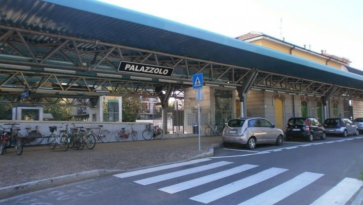 Mamma scende a prendere le caramelle ma il treno riparte: il figlio di tre anni resta solo a bordo
