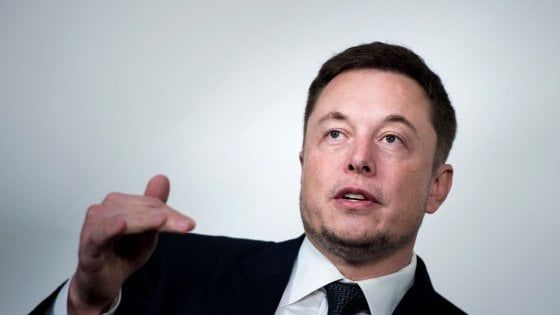 Tesla, tweet non autorizzato: Sec chiede di accusare Musk per violazione accordo. Titoli crollano del 4%