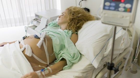 Violenza ostetrica, il parto diventa un trauma per due donne su 10