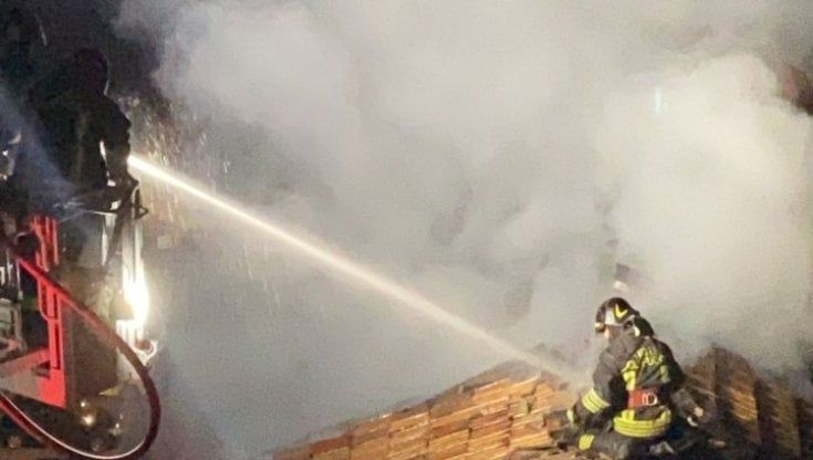 Case Aler San Siro, terzo incendio da maggio, sei famiglie sfollate. Vigili del fuoco: "A Milano ogni anno bruciano mille appartamenti"