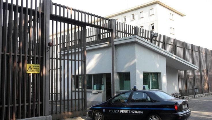 Carceri, le associazioni alla Dozza e al Pratello: “Caldo, mancanza d’acqua e sovraffollamento”