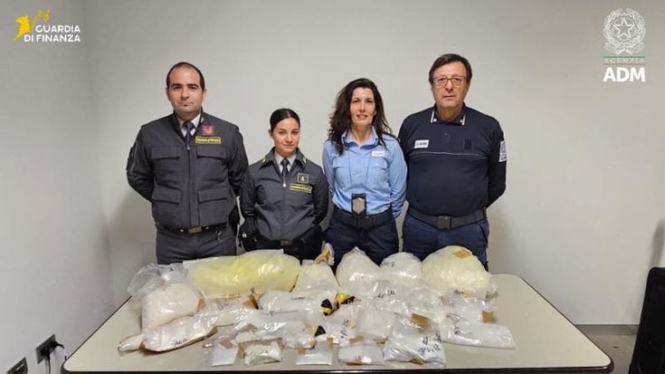 Bombolette spray, salviette e barattoli di crema pieni di cocaina: sequestro da 2,6 chili a Linate