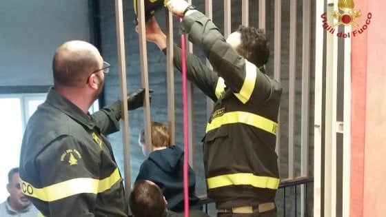 Testa incastrata fra le sbarre: l'intervento dei vigili del fuoco