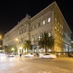Debito pubblico, nuovo record ad aprile: 2.373 miliardi