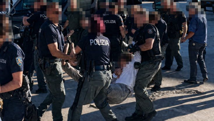 A Seano, nel Pratese, scontri tra manifestanti e forze dell’ordine davanti ai magazzini Acca